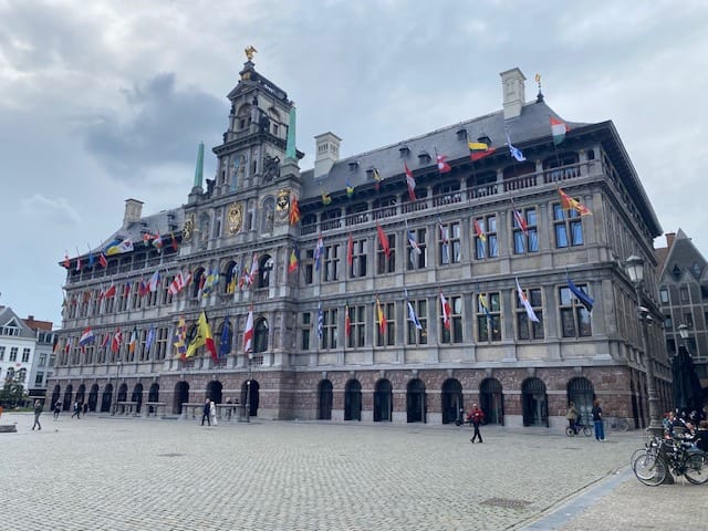 ANTWERP | Archaeologists uncover 17th-century Fort Piémentel foundations and rare 15th-century wooden structure along the Scheldt